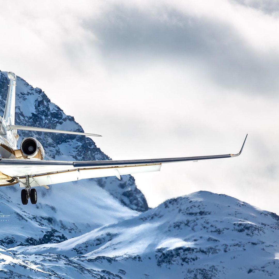 #BusinessJets @tb_aviation_photography ® gorgeous #Dassault #Falcon7X #Fa7X approaching winter wonderland Samedan
.
#instagramaviation
#megaplane
#BusinessAviation
#FlyPrivate
#PrivateJet 
#CharterJet
#BizJet
#Flight
#Luxury 
#Travel
#EmptyLeg
#BusinessJet
#CorporateJet
#Aviation