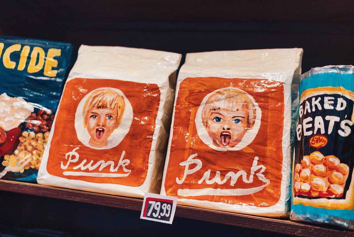 Never Mind The Gallery - Here Comes The Silky Späti

Seit dem  1. Dezember öffnet Silke Thoss aka Silky die Türen des ersten Kunst-Späti aus Pappmache im Salon36 (Oranienstraße 188, neben dem SO36)

Die Ausstellung ist bis zum 31.12 immer Di - So von 16 - 20 Uhr geöffnet.