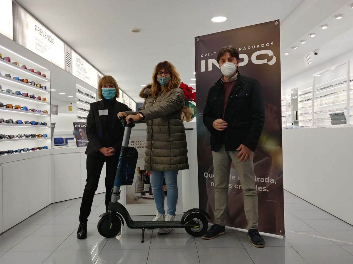 OpticaFluvia's tweet photo. Enhorabona Vanessa Pacheco, guanyadora del patinet elèctric @cecotec al adquirir unes lents Natural Clear @indo_optical
.
Entrega del patinet per @rafel.carrique i @loneta1962
.
#fluviaoptics #olot #indo #cecotec #patinetElectric #naturalClear😃😃😃 https://t.co/28tbHMjxGJ
