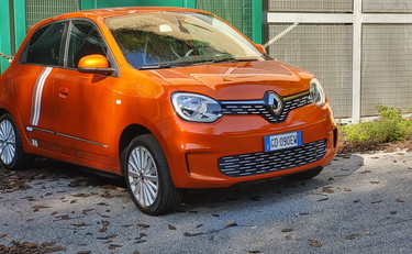tempoweb's tweet photo. La svolta elettrica della Twingo #twingo #renault #elettrica #citycar #compatta #francese  https://t.co/FbLJZ33YwZ https://t.co/6ef3RN5Gr5