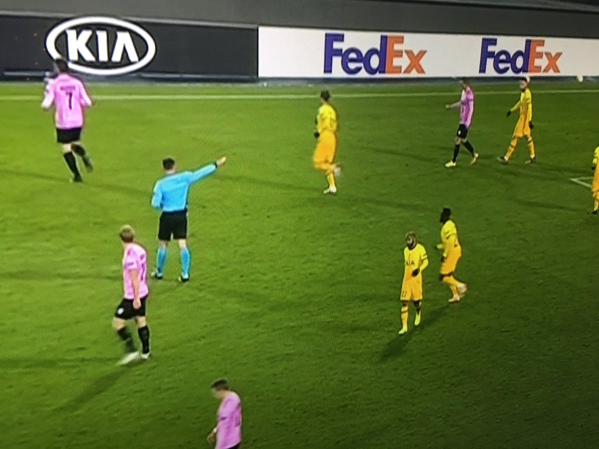 JoolsFox's tweet image. Why is the referee wearing the same colour kit as Spurs’ opponents? ⁦@colourblindorg⁩