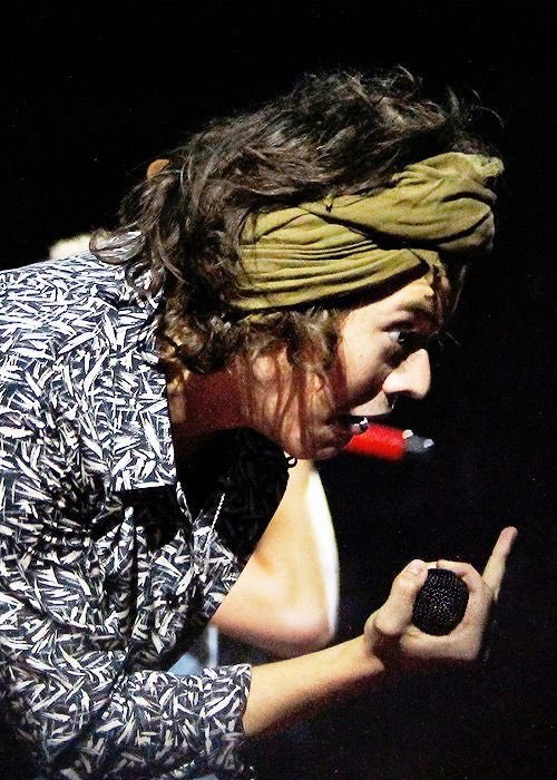 harry styles giving the finger: a thread