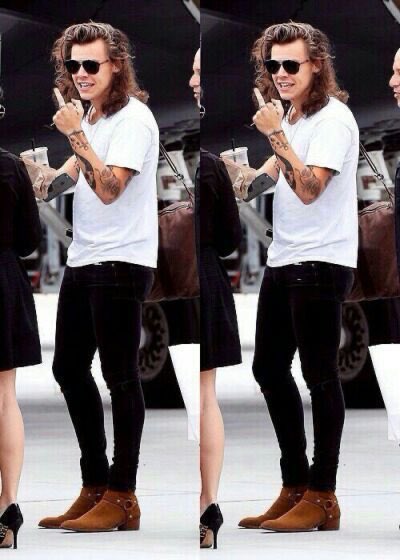 harry styles giving the finger: a thread