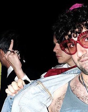 harry styles giving the finger: a thread