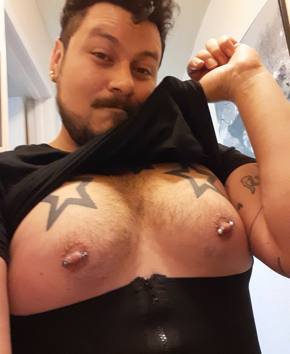 Airbender_7's tweet photo. Forgot i bought this thing. Not for the "slim waist" but cuz how good my chest looks in it. Think i need to dreck it out tho
#manboobs
#pecs
#milk
#BIGGBOY https://t.co/h9GRZnVYzR