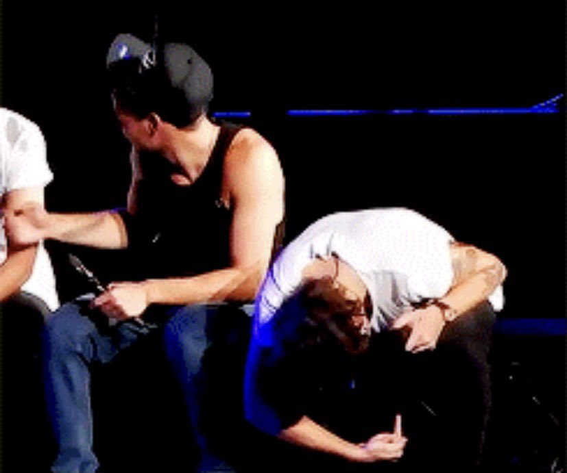 harry styles giving the finger: a thread