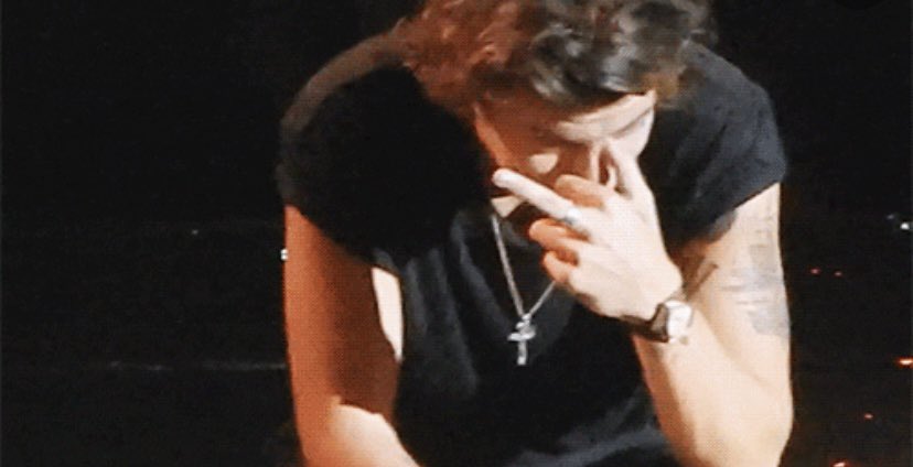 harry styles giving the finger: a thread