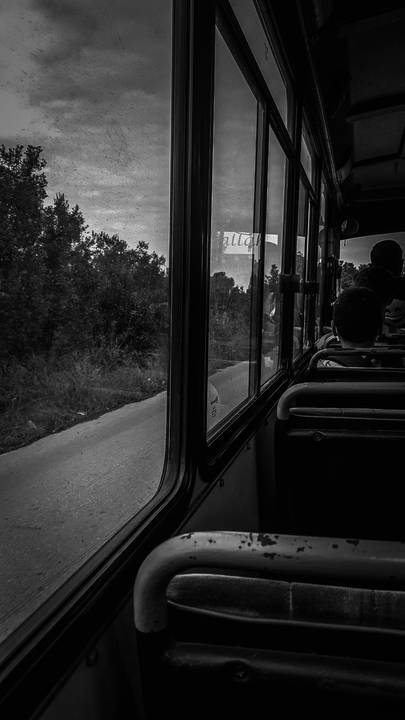 "Bir şeylerin içinden akıp gidiyorum. Hikayelere şahit oluyorum ama içlerinde kalamıyorum. Bir anlığına oradayım, hemen sonra yokum."