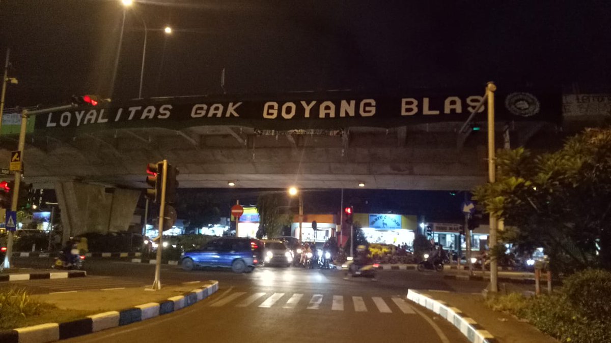 BoloBonek's tweet photo. Mess karanggayam milik persebaya🔥🔥🔥🔥🔥

"JASMERAH"

DI ALUSI NGERTI, DI KASARI WANI🔥🔥 https://t.co/WMuo03j5cs