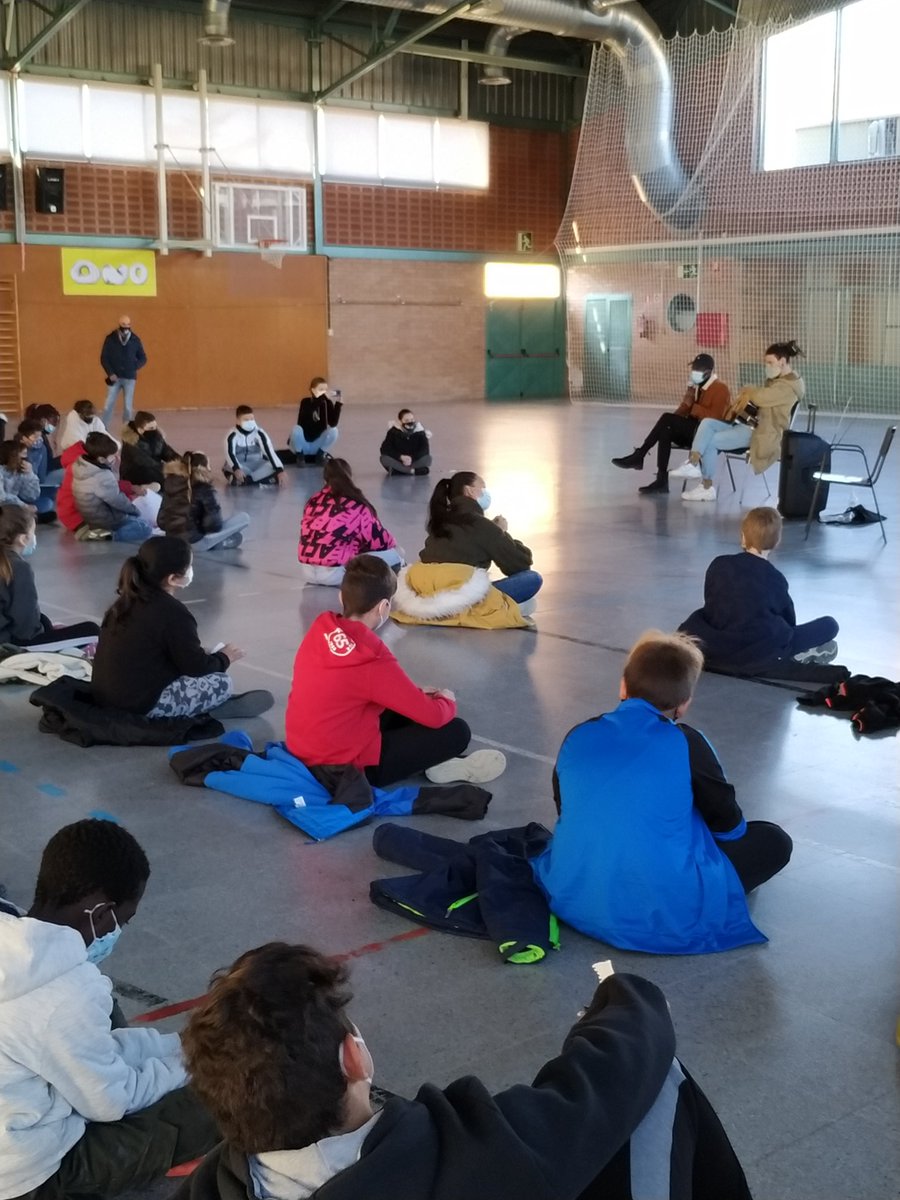 iemagraners's tweet photo. Avui el Kelly i el Guille de KOERS ens han visitat!!!!! Ha estat un honor compartir amb ells les seves experiències i cançons. 
Gràcies KOERS per un matí tan especial!!!!❤️
@KoersReggaeBand https://t.co/usuHnkuq1l