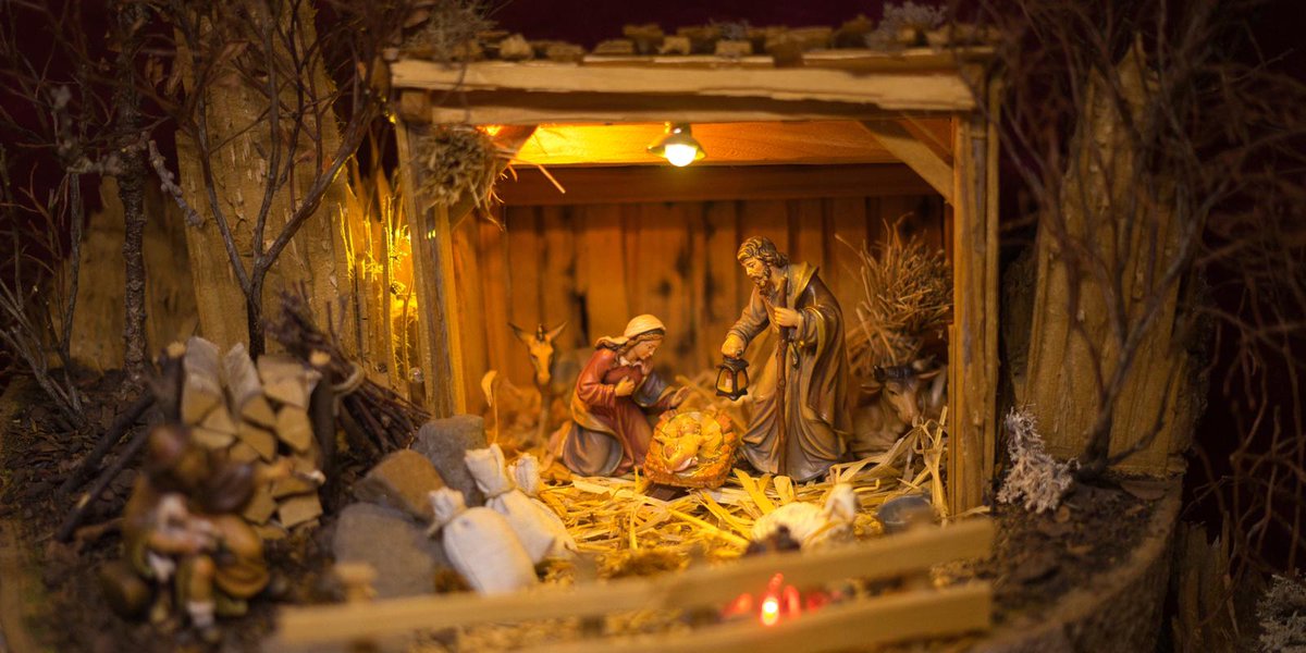 Morgen und am Samstag öffnet der Krippenmarkt wieder von 16:00 bis 20:00 seine Pforten. 
Auf dem Bild meine erste Krippe, die ich vor mehr als zehn Jahren gebaut habe.

#Vogelsberger #Krippenbauer in #Herbstein #Vogelsbergkreis #Krippe #Holz #Kunsthandwerk