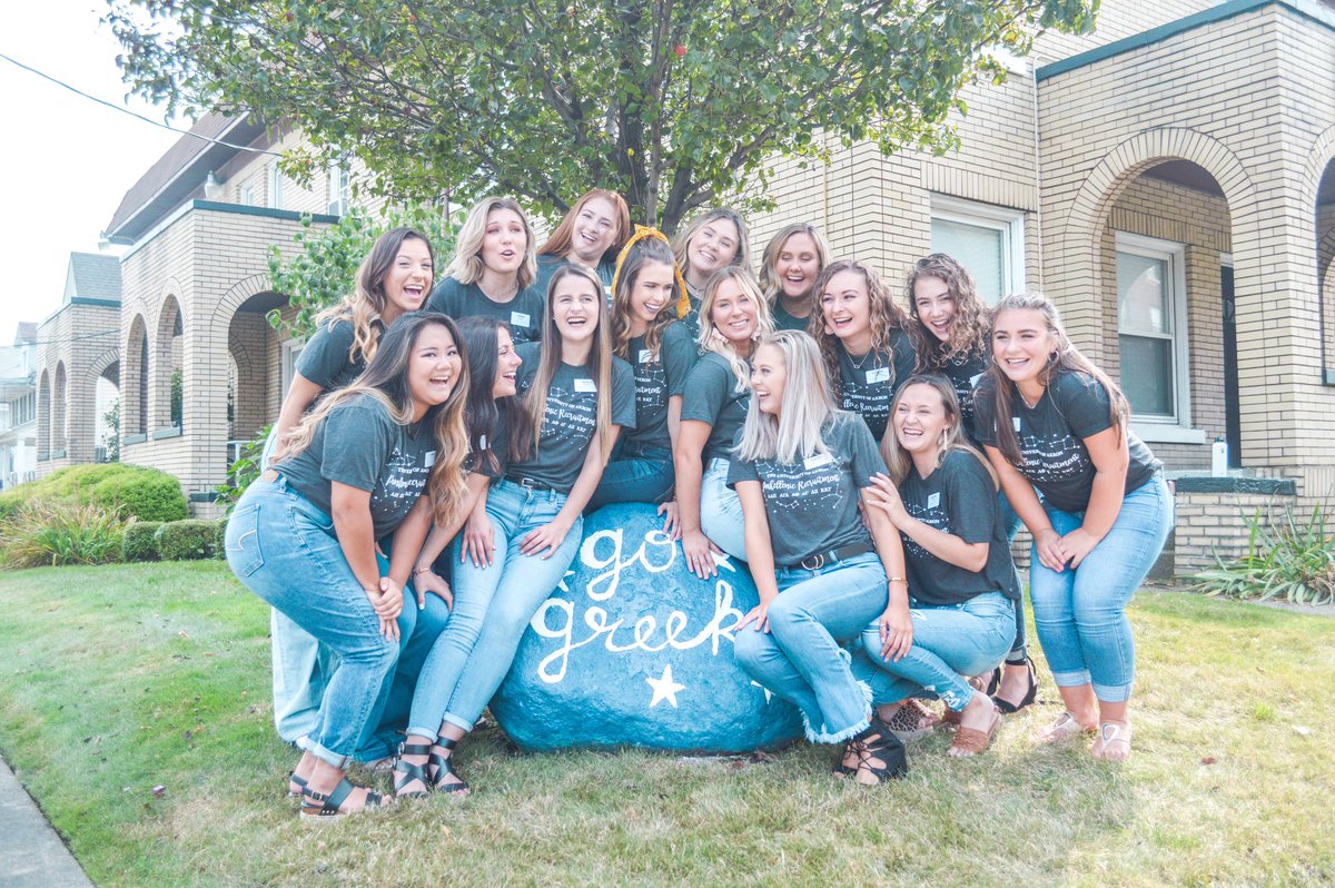 ADPi_Akron's tweet image. It’s that time of year, Formal Recruitment for Spring 2021 is now OPEN! You can sign up using the link in our bio. We cannot wait to see all your faces on Zoom January 29th, 2020! &amp;lt;&amp;gt; #alwaysadpi
