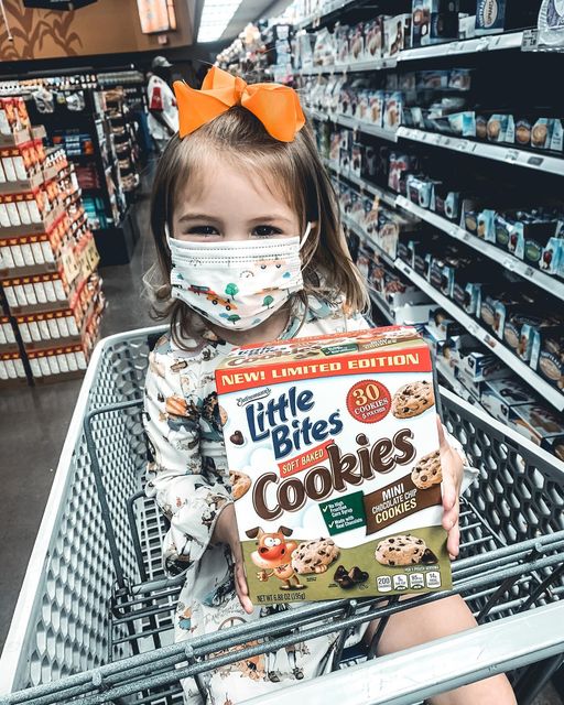 raisingthings's tweet image. #ad We did a little thanksgiving prep together this week and stocked up on @littlebitessnacks Littles Bites Chocolate Chip Cookie supplies - for the kids and parents 😉. 
@entenmanns 
#lovelittlebites #mytinytribe #snackideas #treatpeoplewithkindness #kroger #treatyourselftuesday