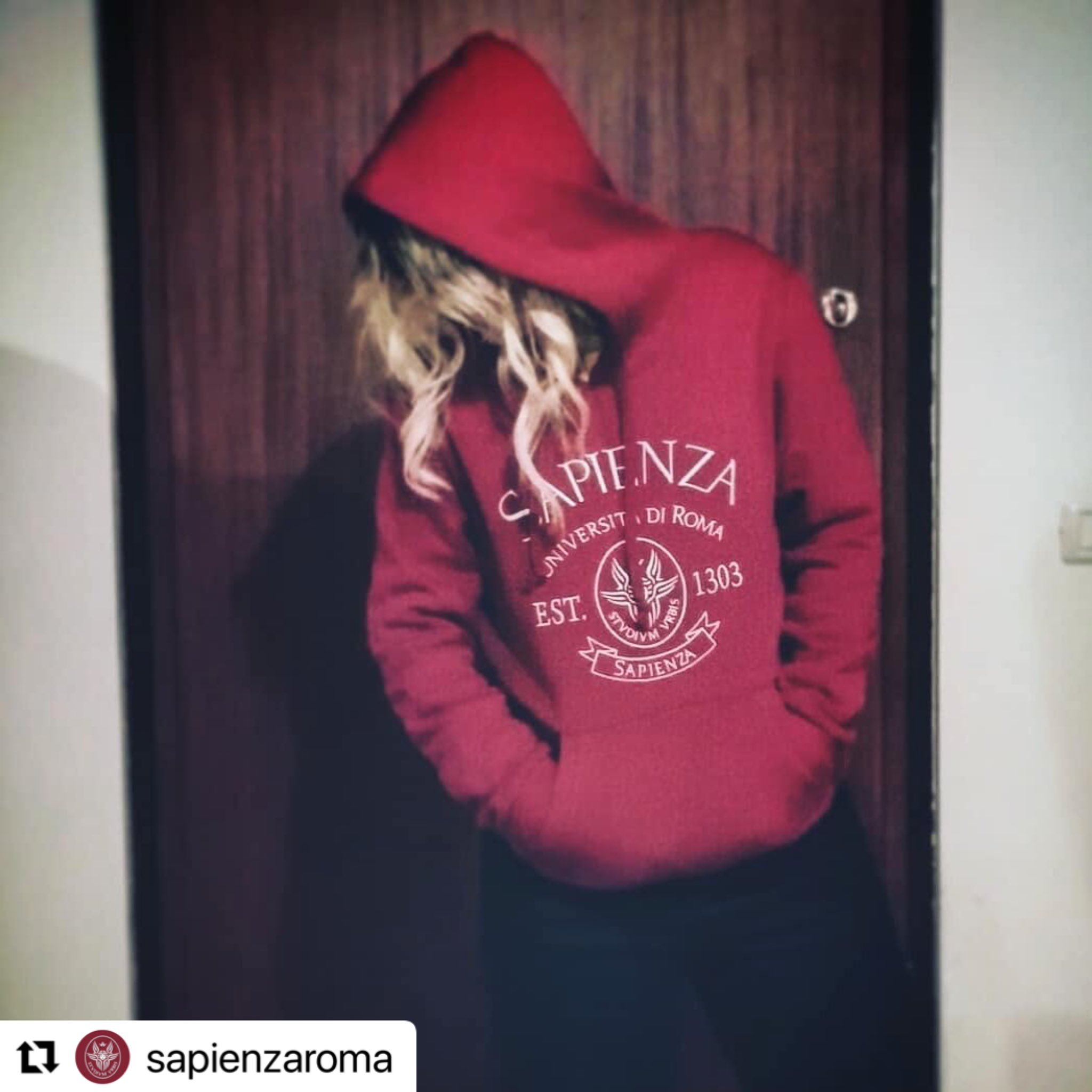 Sapienza Universita di Roma on X Al calduccio della mia felpa preferita Il gadgetdellasettimana e la felpa con il cappuccio condividi sui social i gadget del merchandisingSapienza e taggaci https t ...