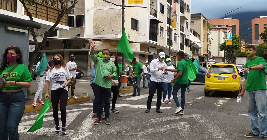 felixfreites's tweet photo. Desde el #CascodeChacao nuestra gente está más comprometida que nunca porque vamos a ganar el #06Dic

¡Esta lucha la vamos a librar desde Venezuela, los venezolanos! 

Vota por la tarjeta verde del @Copei_Partido

#Baruta #Chacao #ElHatillo #LeoncioMartinez 
#FelixFreitesDiputado https://t.co/hAT7AFubDd