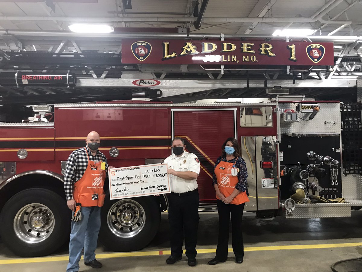 #operationsurprise we had a great presentation to the Amazing team @joplinfire at the Joplin Fire Department! True HEROES! Thank for always being there! @bsw224 @TaraTalleyTHD @AmberD___ @SMaurice2 @EdVerrette