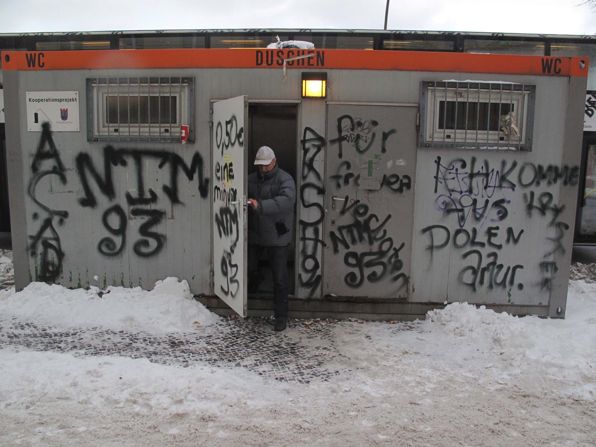 AndreasDuellick's tweet photo. Ein langer, harter Weg vom #Sanitärcontainer zum #Hyginecenter! Die soziale #Straßenzeitung #strassenfeger hat Dieter Puhl und dessen Team auf diesem steinigen Weg von Anfang an begleitet. https://t.co/bMFb3DwCl4