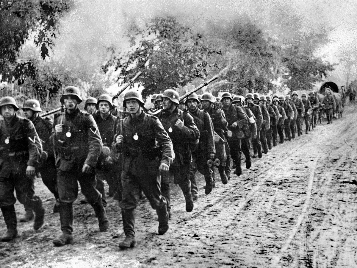 1939-1945.The Second World War occurs and the invasion of the Germans United Kingdom needed help from the United States to stay on its feet.