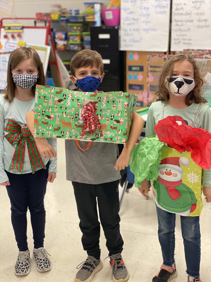 TweetDCS_LPS's tweet photo. The best gifts come in small packages! 🎁🎄🎅🏻 #SecondGradeFun  #TeamDCS #LPSRocks https://t.co/XEPToeigdR