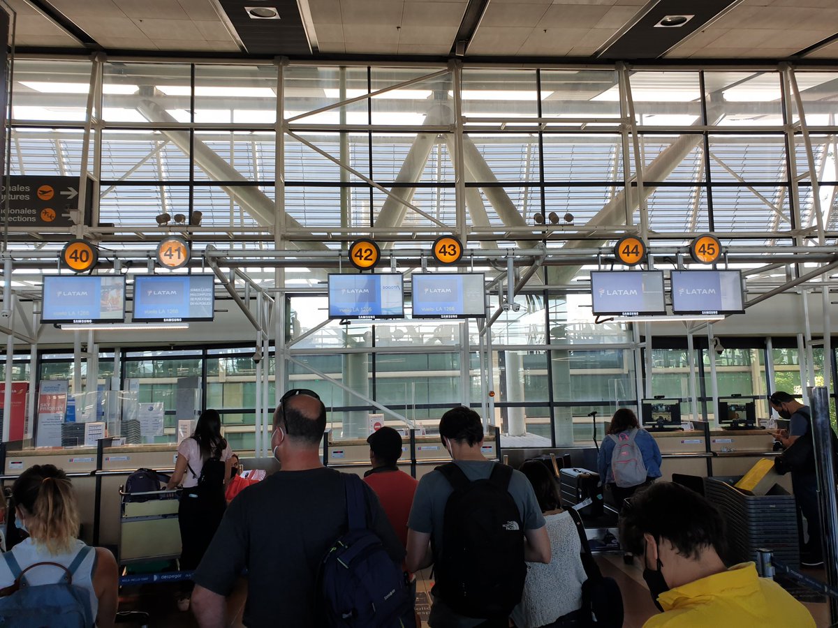 rfaval's tweet image. Un desastre el check-in de @LATAM_CHI ... 1 persona en su meson para TODOS los vuelos internacionales.