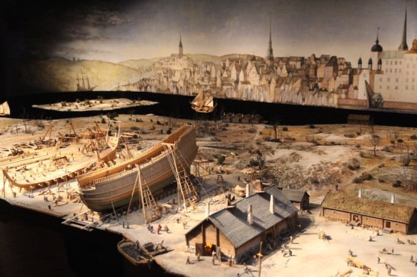 Il fallait aussi qu'il transporte plus de canonsLe 2nd pont à canon a été semble-t-il rajouté en fin de chantier alors que les études de charge et de résistance ont été faites sur un navire plus basComme avant chaque catastrophe, quelques voix se sont élevées, mais ignorées...