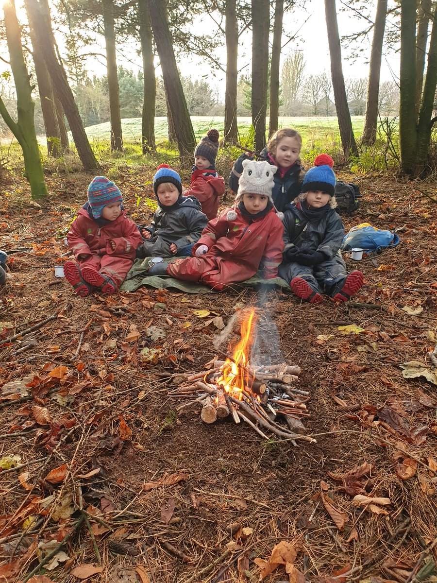 MidEYLCOL's tweet photo. We had our first snow fall today in #VogrieOutdoorELC the Sparrows enjoyed exploring the snow and the effect it had on their surroundings. We discovered what happens when we hold snow and ice in our hands and then warmed up by the fire. #STEM #redjacketpeople https://t.co/aqx3md8Wgz