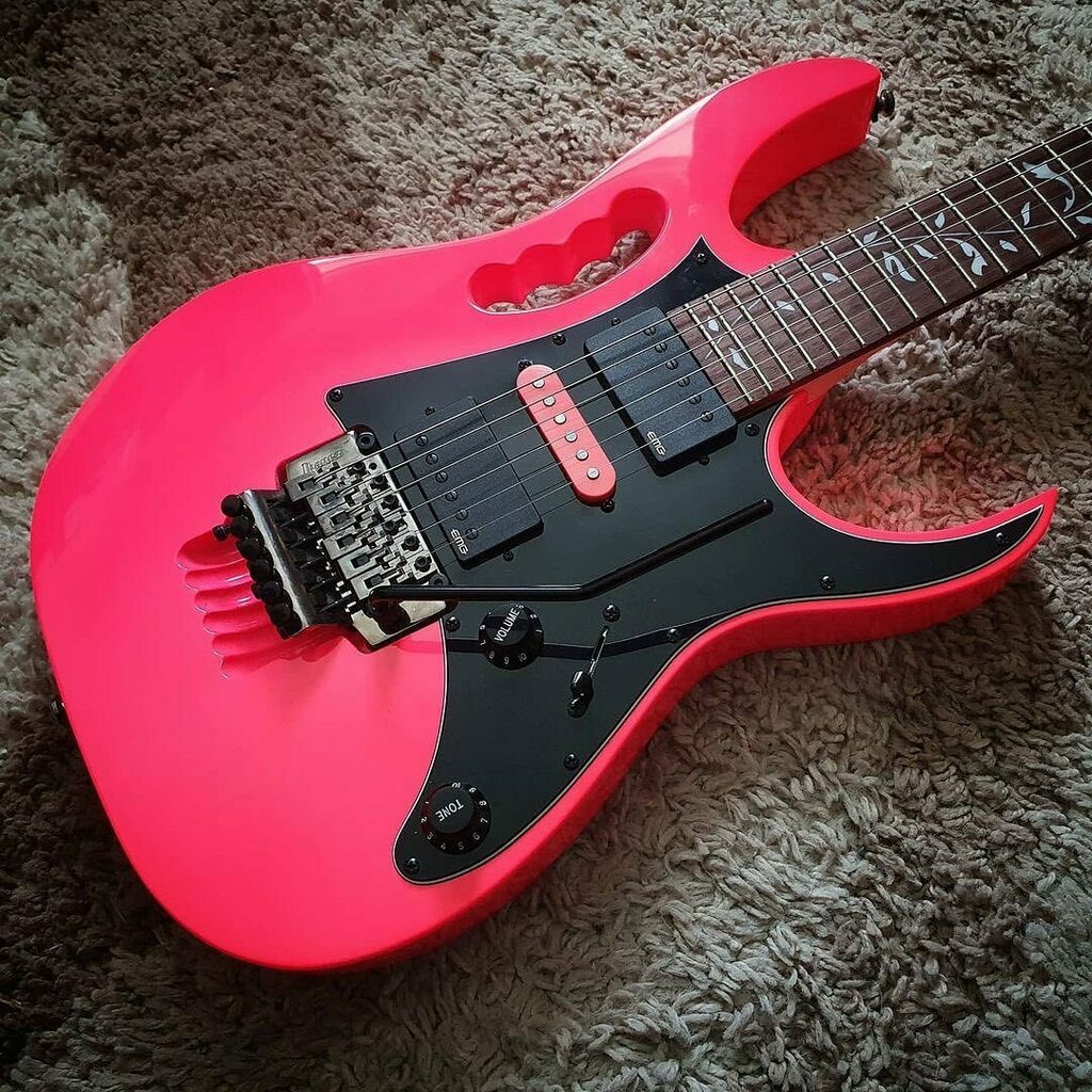 Any Steve Vai fans? 💘 What would you play on this one? 😎
📸: @guitarnoodlecom 
.
.
.
#guitarofthrones
#ibanez #ibanezguitars #ibanezjem #jemjr #ibanezjemjr #stevevaiguitar #pinkguitar #pink #shredguitar #80sguitar #neonpink #guitarist #guitarplayer #g… instagr.am/p/CIWNswWn08k/