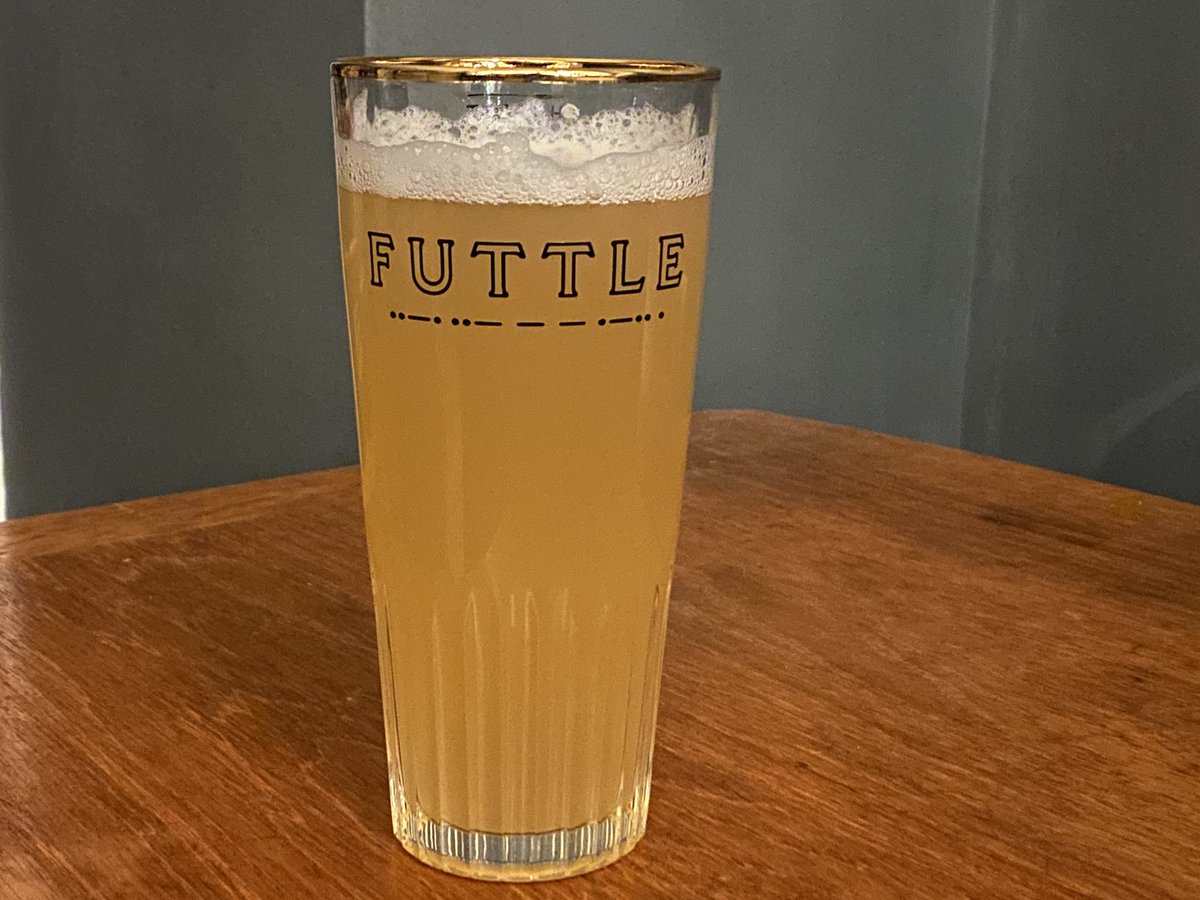adammpark's tweet photo. Great people making great booze. This saison is bloody marvellous and the glasswear makes me #swoon - the folk up at Futtle in Fife are my heroes. #futtle #fife @TriassicTusk @FuttleOrganic https://t.co/ivZoB3Vnbi