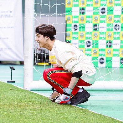 a thread of bang chan being tiny at isac