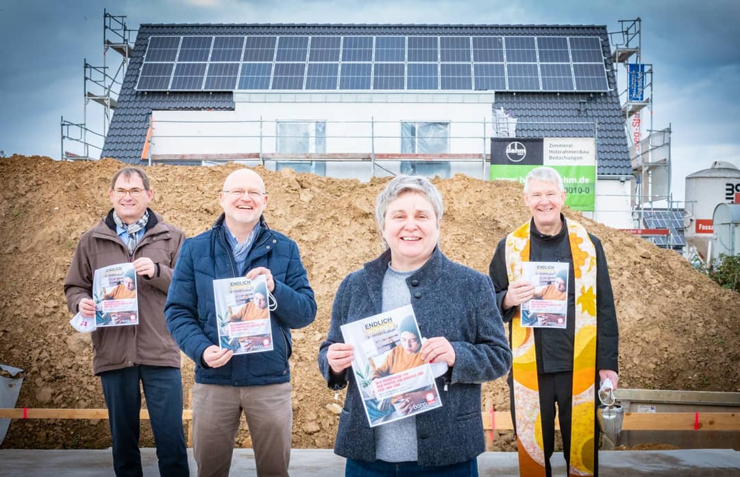 BonnCaritas's tweet photo. "Endlich Wohnen". Bonner #Caritas baut in #Geislar Wohnungen für junge Erwachsene, die auf dem Wohnungsmarkt in #Bonn kaum eine Chance hätten. Der Rohbau steht - nun sollen #Spenden dem Wohnprojekt zur Vollendung verhelfen: https://t.co/frDE1W8lZ7 https://t.co/Q4jUjVE16A