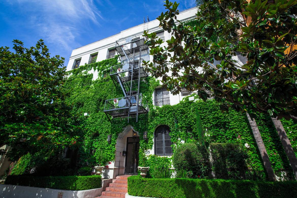 UrbanLALiving's tweet photo. Casa Bella One-bedroom apartment in Koreatown, LA is available for rent at $1,675. We were able to rescue and refinish the original hardwood floors in almost every UNIT. #LosAngeles #apartments #LAforrent https://t.co/wPzVU34PKB https://t.co/IqTjPwl2xa