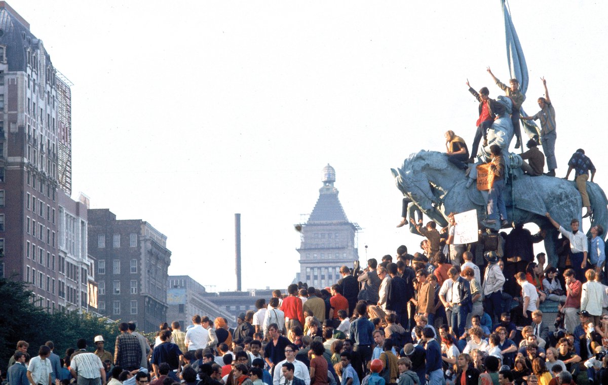 burningsofapod's tweet image. #ThenAndNow #TrialoftheChicago7 Original photo from 1968 Protest #GeneralLogan statue.
#BurningsofaPod #podcast #design #filmset