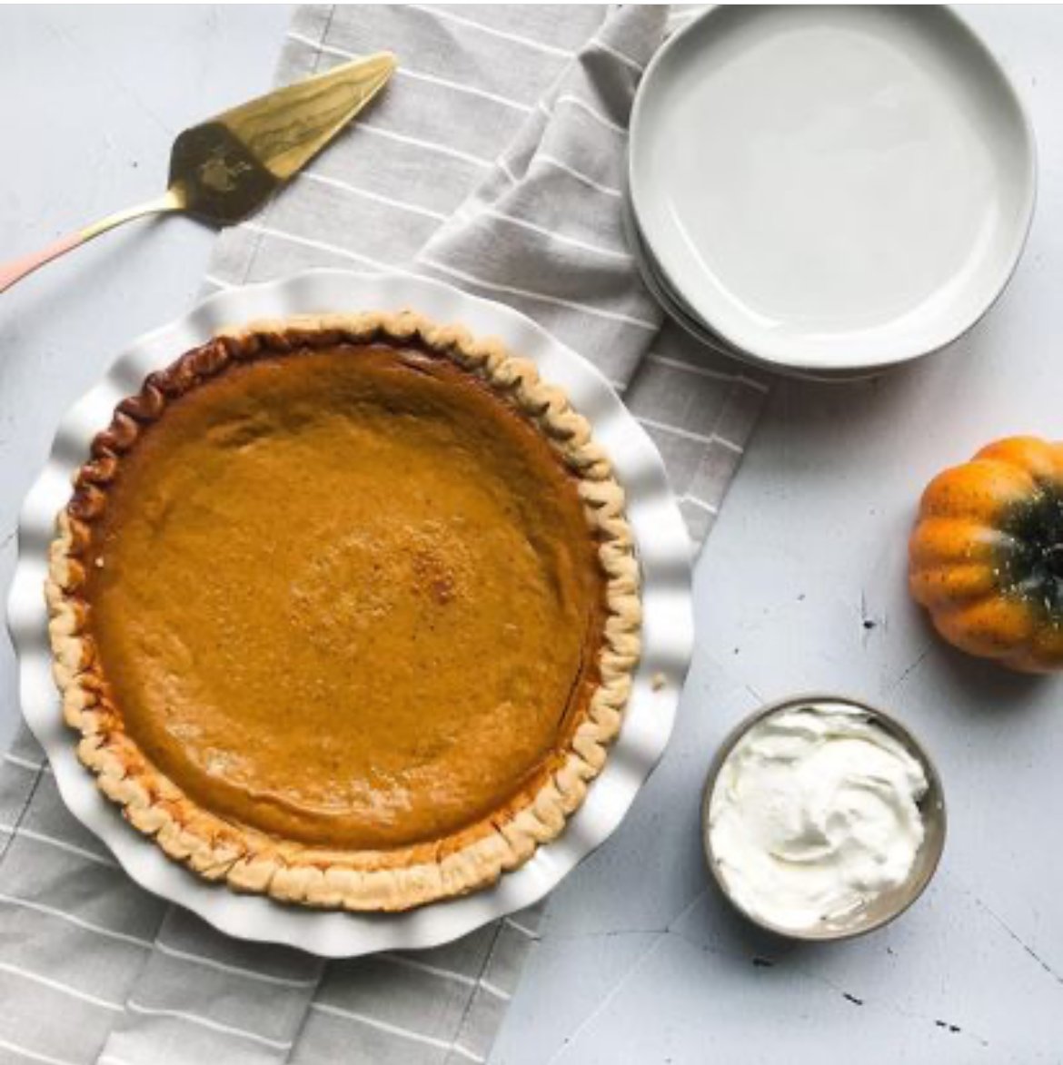 A lovely pumpkin pie 😍 Shop fresh Italian supplies for your kitchen on sognotoscano.com 🇮🇹⁠
.⁠
.⁠
.⁠
📷 @thelittlehollythatcould