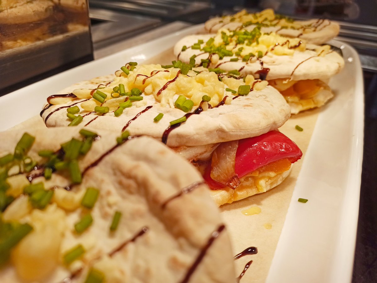 BBQ mustard pulled beef brisket and spicy rainbow vegetable Yorkshire wrap with dressed house salad and chips🥗🌯🌮
Halloumi and garlic mixed vegetable Giros sandwich 🌮🥙🥪🥕🍠🥦🥒🍆