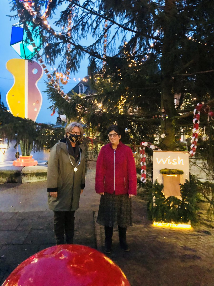 Vanmiddag openden Burgemeester Nauta en Tamar, cliënte van Aveleijn DAC De Roos officieel de wensboom in Goor. Samen met @rabobank Centraal Twente, BIZ, Goor Collectief en <a href="/hof_marketing/">HofMarketing</a>  gaan we de mooiste wensen vervullen wish3.nl/nieuws/burgeme…