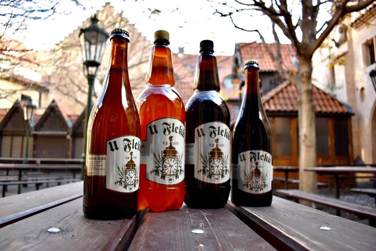 Todos hemos estado en la emblemática cervecería de U Fleku en Praha. Una de las más antiguas de Europa desde 1499. En breve podremos degustar sus cervezas en botella.... // Contacto:        info@cerveza checa.con cervezacheca.com// #beertime #czechbeers #beerlover🍻 #cerveza