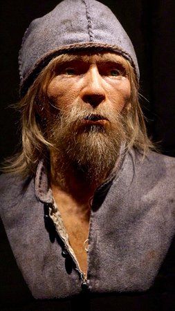 Les morts des grandes catastrophes étaient des personnes et non de simples chiffresVoir leur regards ainsi reconstitués, pleins de dignité, a été une des expériences les plus troublantes de ma vie dans un musée.On apprend alors qu'il y avait quelques femmes parmi les marins...