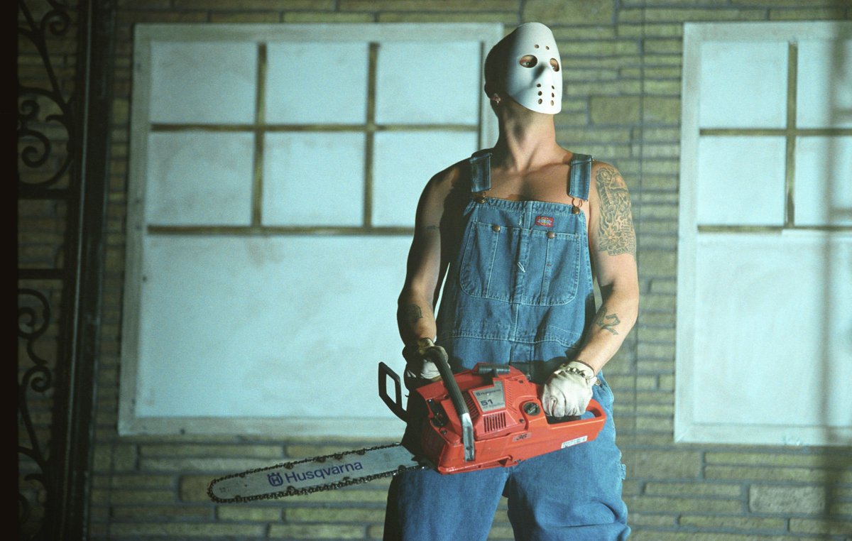 5/10Pelo menos 12 pessoas foram "mortas" no álbum: Em 2015, a XXL listou 12 pessoas que Eminem mata em MMLP e vai de você (sim, aquele que está lendo isso) ao seu próprio mentor, Dr. Dre.