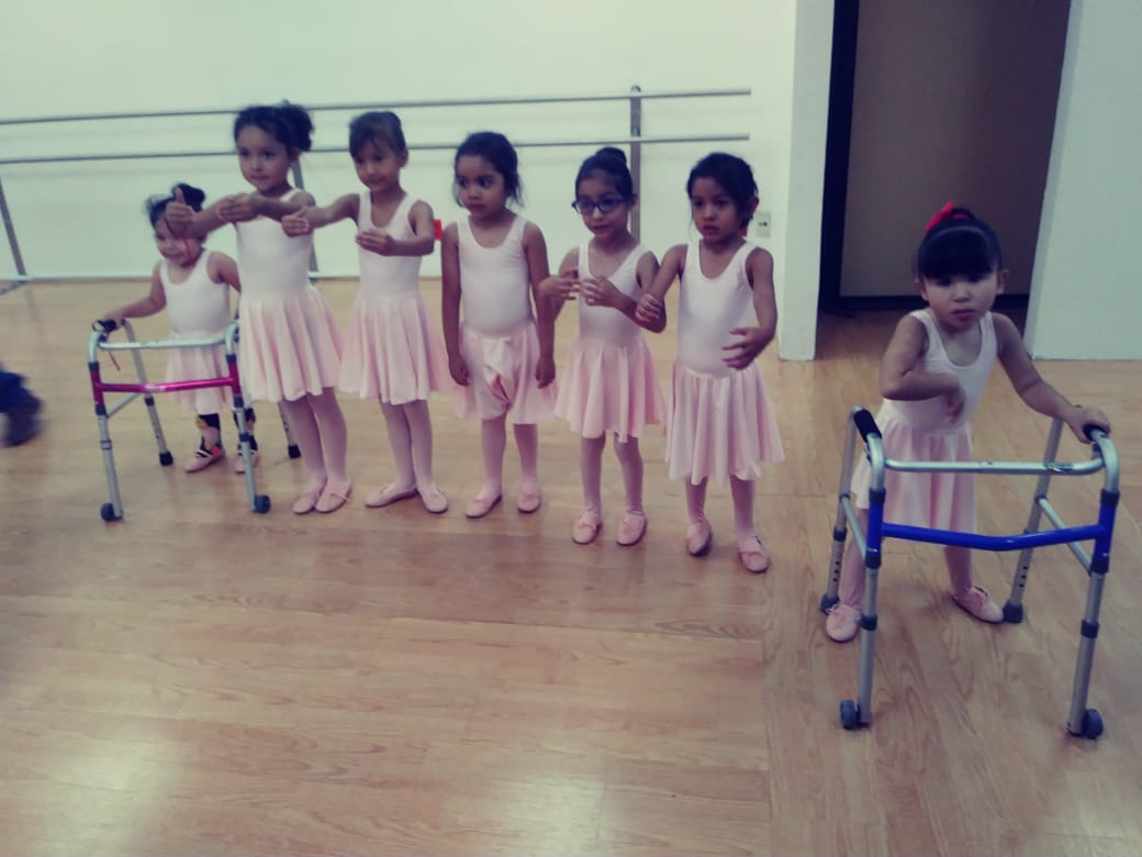mgprcl's tweet photo. @JennyDinamita @gloriacalzada 👏👏👏
Te presento a algunas mis alumnas de #balletTeleton
#OrgullosamenteTercos
#DiaInternacionalDeLaDiscapacidad https://t.co/zTfPJBtDym