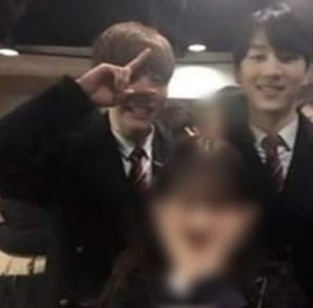 Social butterfly Woong !!- he attended Hanlim Arts Highschool where he made friends with Seungyoun (WOODZ), Got7's yugyeom, Pentagon's kino, and OnlyOneOf's Yoojung, the five of them were called "The F5" back then