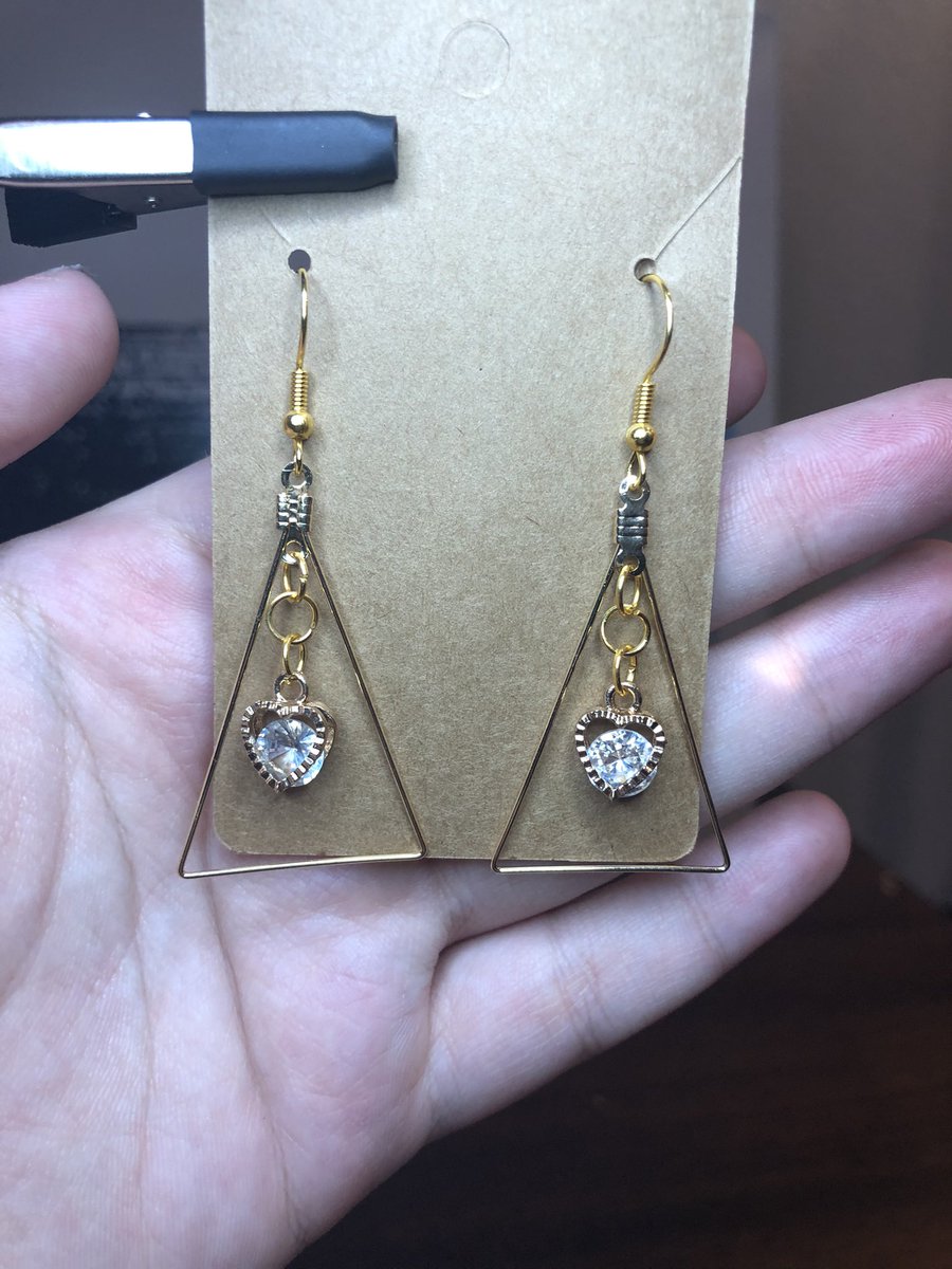 ✨Auction✨
Triangle hoops with heart charm 
-Starting bid is $5 
-Make sure to add $4 for shipping 
-Make sure to tag the person you’re outbidding 
Ends at 6pm MDT
