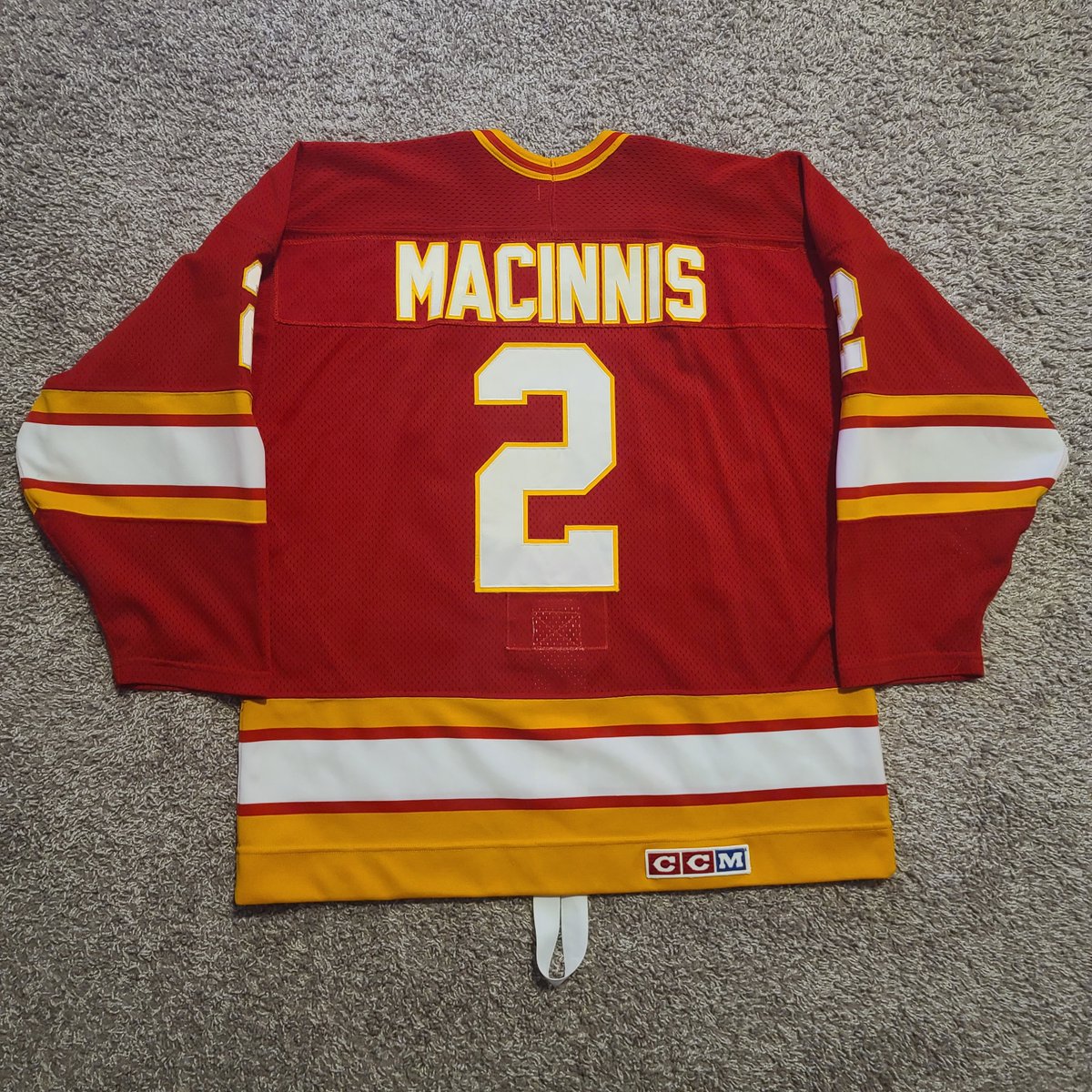 PVJerseys's tweet photo. ๐จWith a new round of #PVFinds on Monday & today's #PVProTip, I'm sharing the pride of #PVsPC!๐จ
1983-84 CCM On-Ice Authentic Al MacInnis Calgary Flames, featured in the @thejerseybook!
What's the latest addition to your collection? #PVFinds #PVsPC #Flames #HockeyTwitter https://t.co/Oy0S5E5sIT