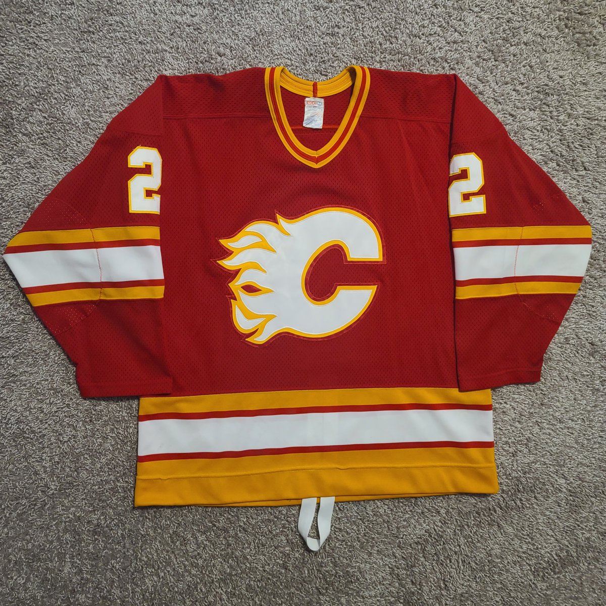 PVJerseys's tweet photo. ๐จWith a new round of #PVFinds on Monday & today's #PVProTip, I'm sharing the pride of #PVsPC!๐จ
1983-84 CCM On-Ice Authentic Al MacInnis Calgary Flames, featured in the @thejerseybook!
What's the latest addition to your collection? #PVFinds #PVsPC #Flames #HockeyTwitter https://t.co/Oy0S5E5sIT