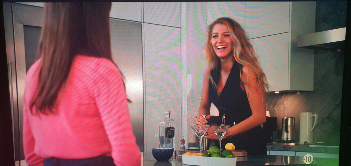 Anthony_Bateman's tweet photo. J'avais pas fait gaffe à l'époque mais évidemment dans #LombreDemily, @blakelively fait un cocktail avec du @AviationGin, la marque de son mari @VancityReynolds 😏 https://t.co/EFjLYSP0vt