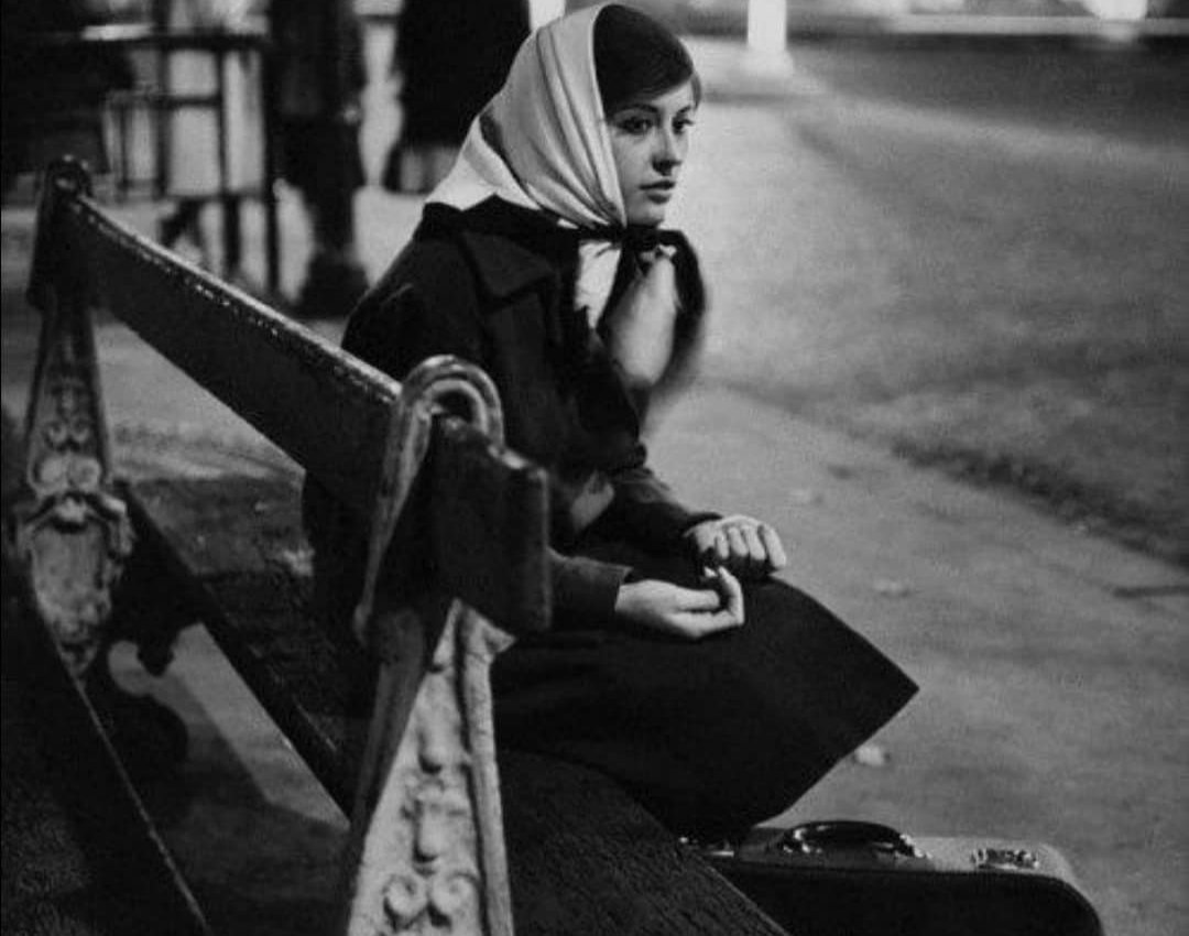 Ne Demiş Cemal Süreyya; 
"Aynı şehirde sen varsın, ben varım, biz yokuz ..."