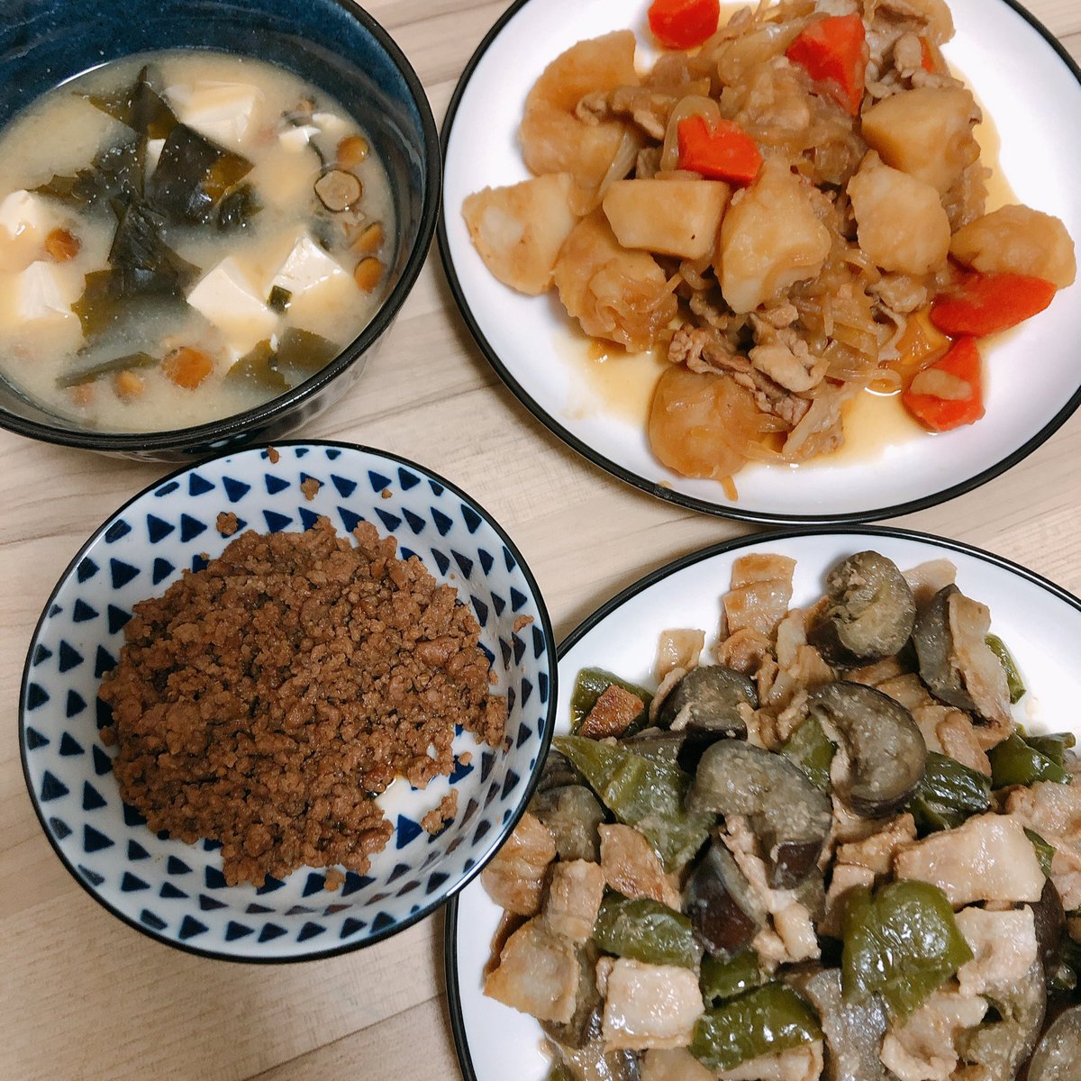 おはよう〜！
今日のお昼、大量に作り過ぎた
全然食べきれなかった🥲🥲🥲

肉じゃがにグリンピース入れ忘れた🥲

#肉じゃが #味噌炒め #味噌汁
#余ったそぼろ #料理女子 https://t.co/I7af2UqVRs