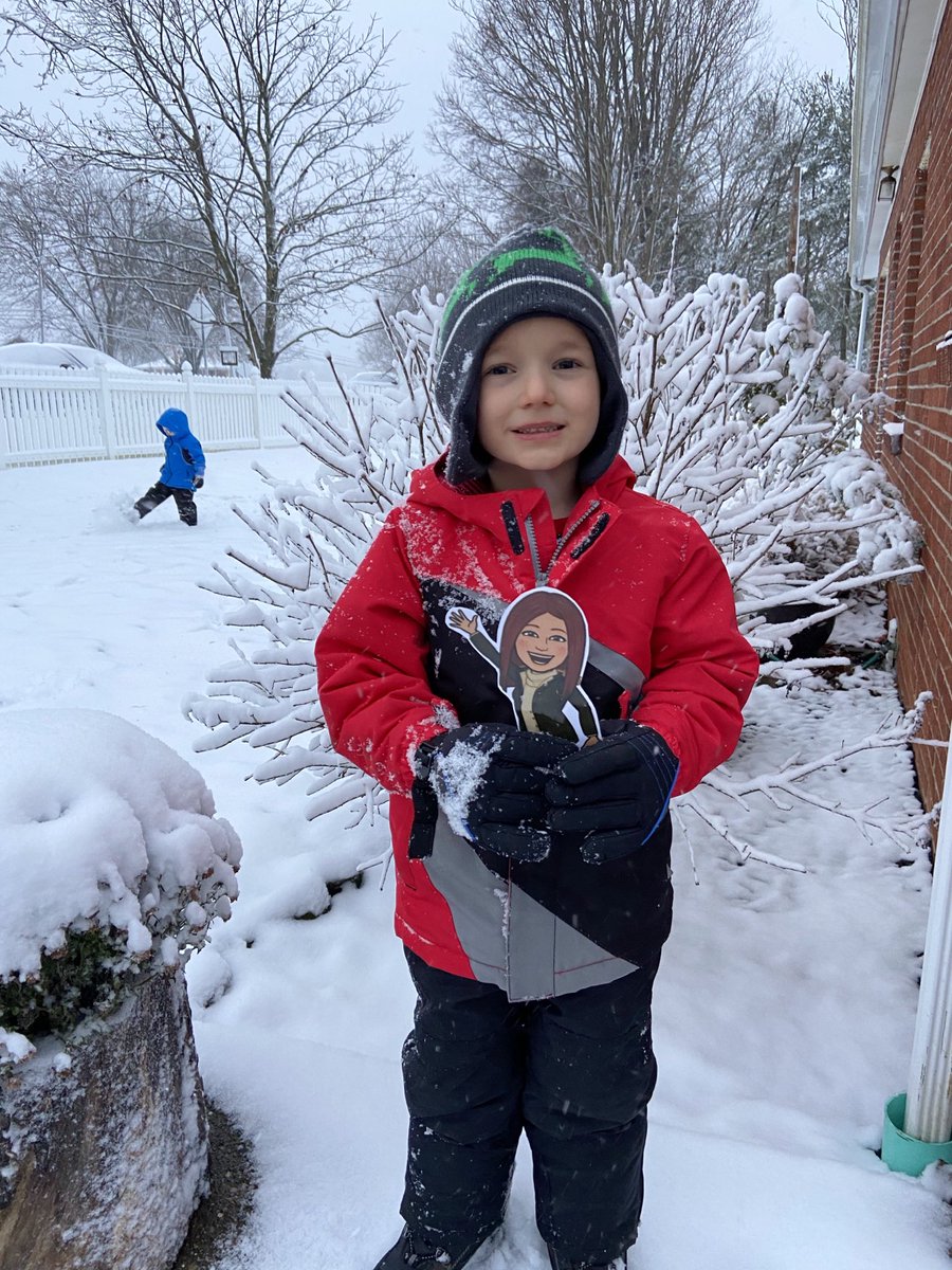 #FlatSanders is back!! She’s on her way to investigate the fun traditions of my ss during our holiday season! Today’s adventures include some snow ❄️ fun and hanging out during these chilly December nights #HappyHolidaysFlatSanders ⁦⁦⁦⁦<a href="/JoeWalkerES/">Joe Walker ES</a>⁩