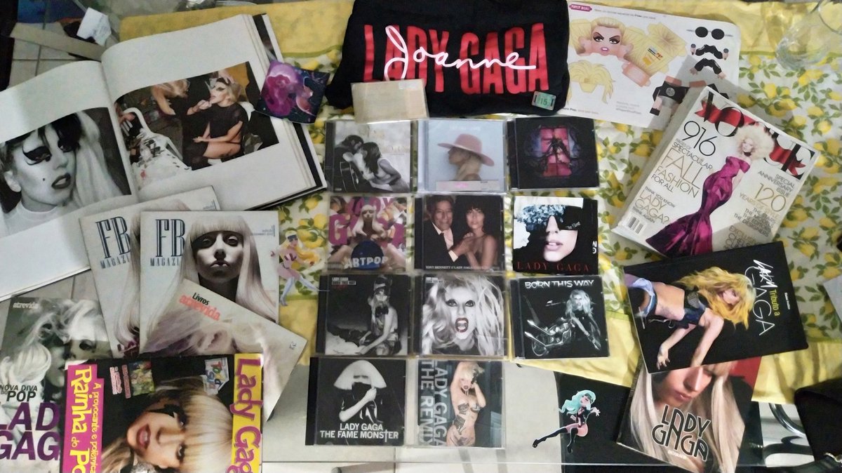 eufertourinho's tweet photo. hoje quis dar uma olhada na minha coleção 🥺 #LittleMonster4Ever https://t.co/jlKYkwR4h7
