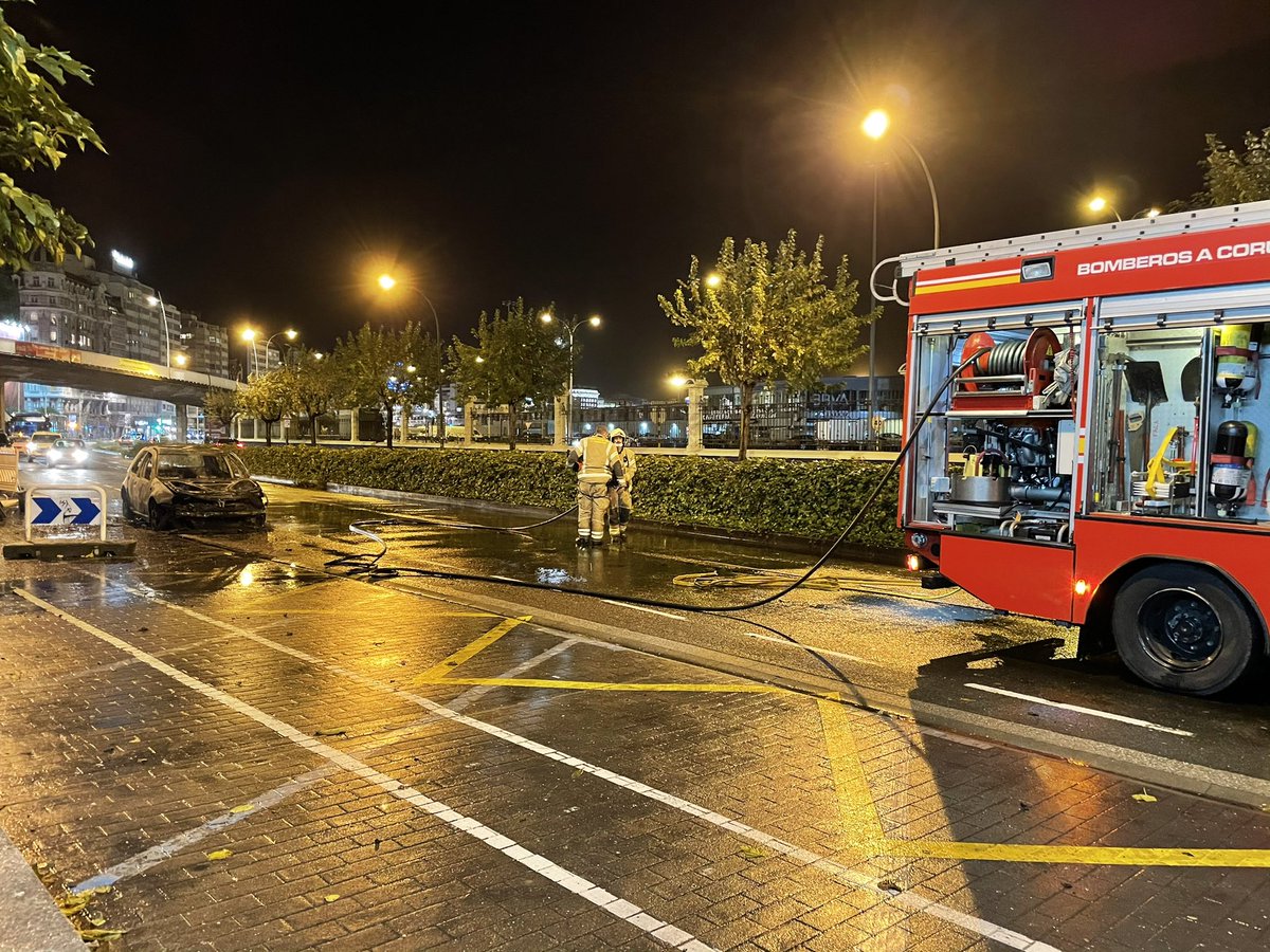 Jabiuve's tweet photo. Y  desgraciadamente de arder parece que va el 3 de Diciembre. Los bomberos han apagado un turismo en llamas en Primo de Rivera #Coruna https://t.co/MNPgEkFQts