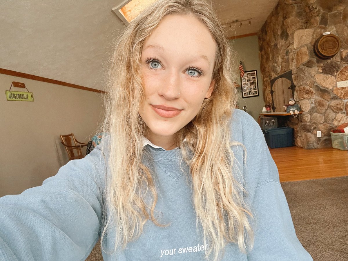 cheyhill4's tweet photo. @conangray me in your sweater #heather https://t.co/pFbnq738ae